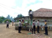 Polsek Tumijajar dan Polsek Tulang Bawang Tengah bersama Warga Gotong Royong Perbaiki Rumah Rusak Akibat Puting Beliung