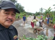 Ketua DPRD Tubaba Bersama Masyarakat Lakukan Gotong Royong Perbaiki Jalan
