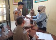 Polres Tulang Bawang Barat laksanakan pengawasan dan Pelayananan, Pastikan Keamanan dan Kepuasan Pengunjung pada saat Jam Besuk Tahanan