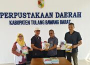 Dukung Budaya Baca, Legislator PKB Tubaba Serahkan Koleksi Buku Referensi