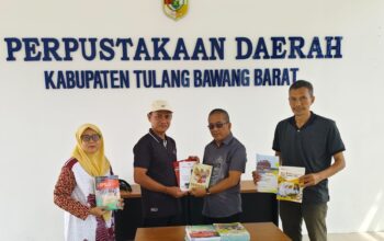 Dukung Budaya Baca, Legislator PKB Tubaba Serahkan Koleksi Buku Referensi