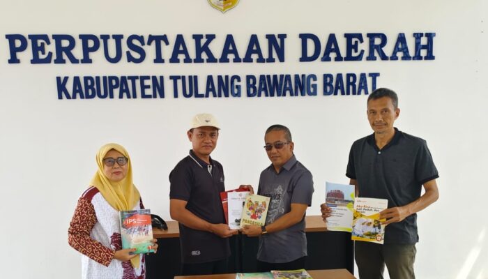Dukung Budaya Baca, Legislator PKB Tubaba Serahkan Koleksi Buku Referensi