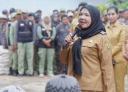 Wali Kota Bandar Lampung, Hj. Eva Dwiana Salurkan Bantuan Beras bagi Keluarga Penerima Manfaat di Kecamatan Teluk Betung Selatan
