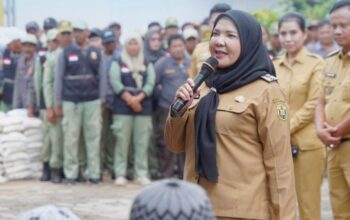 Wali Kota Bandar Lampung, Hj. Eva Dwiana Salurkan Bantuan Beras bagi Keluarga Penerima Manfaat di Kecamatan Teluk Betung Selatan