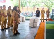 Wali Kota Eva Dwiana Salurkan Bantuan Beras untuk Warga Teluk Betung Barat