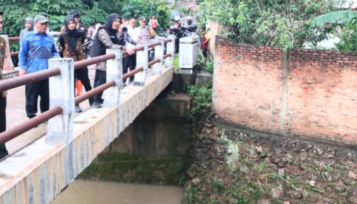 Wali Kota Bandar Lampung, Hj. Eva Dwiana, Meninjau Langsung Kawasan Terdampak Banjir di Kecamatan Sukabumi, Kota Bandar Lampung