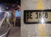 Sedan Hitam Tabrak Tukang Becak di Pasar Kangkung, Pelaku Kabur Tinggalkan Pelat Nomor