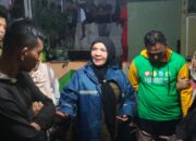 Wali Kota Bandar Lampung Tinjau Korban Banjir, Serahkan Bantuan di Tengah Hujan Deras