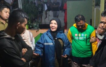 Wali Kota Bandar Lampung Tinjau Korban Banjir, Serahkan Bantuan di Tengah Hujan Deras