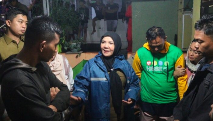 Wali Kota Bandar Lampung Tinjau Korban Banjir, Serahkan Bantuan di Tengah Hujan Deras