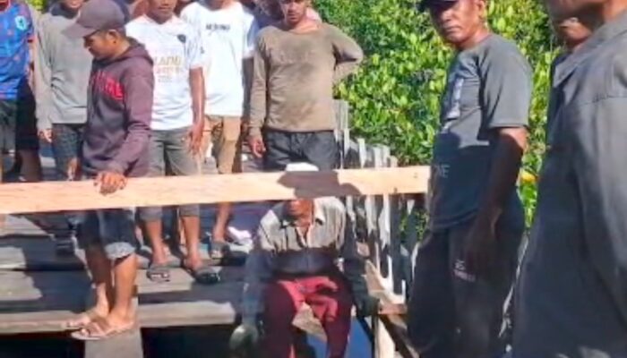 Bukti Kepedulian, Alimuddin Kolatlena Turun Langsung Bantu Warga Perbaiki Infrastruktur