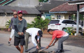 Nadirsyah Turun Langsung Pimpin Perbaikan Jalan di Pulung Kencana-Simpang PU