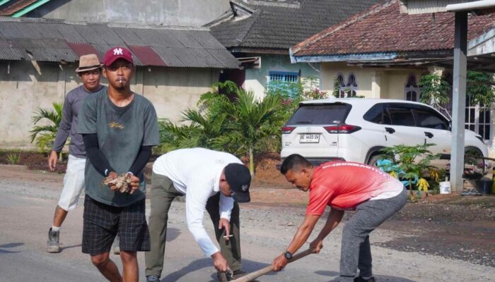 Nadirsyah Turun Langsung Pimpin Perbaikan Jalan di Pulung Kencana-Simpang PU