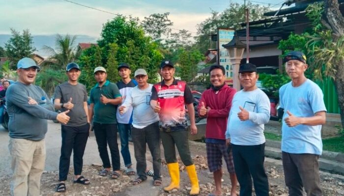 Gotong Royong Jadi Solusi, Warga dan Pemkab Tubaba Kompak Perbaiki Jalan Rusak