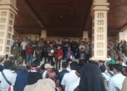 Siltap Tertunggak Empat Bulan, Ratusan Aparatur Tiyuh Kepung Pemkab Tubaba