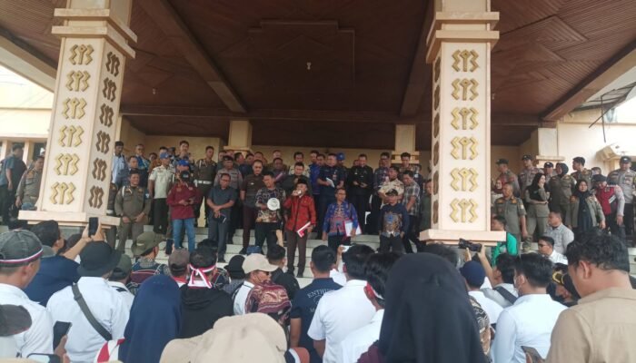Siltap Tertunggak Empat Bulan, Ratusan Aparatur Tiyuh Kepung Pemkab Tubaba
